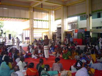 15_2011_Srivilliputtur_Thiruvaadipuram_Day08_Afternoon_SrivaishnavaasEnjoyingNaamaSankeerthanamInFrontMandapam.JPG