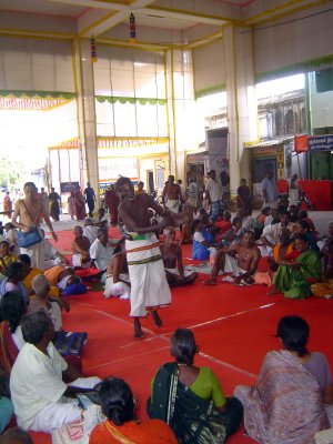 16_2011_Srivilliputtur_Thiruvaadipuram_Day08_Afternoon_SrivaishnavaasEnjoyingNaamaSankeerthanamInFrontMandapam.JPG
