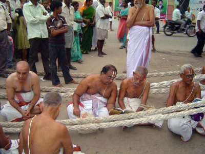 15_2011_Srivilliputtur_Thiruvaadipuram_Day09_Evening_ThirumozhiGoshtiInFrontOfTher.jpg
