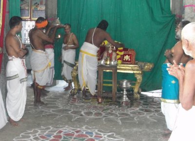 Sri Perumal Bahumanam during Tiruppavai Session.JPG