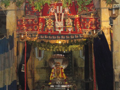 Sri Maamuniogal during Tiruvaimozhi Sessaion.JPG