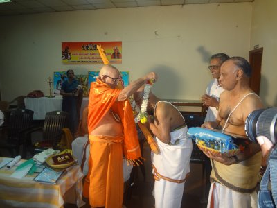 EmbAr Jeeyar swami felicitating Satakopa ramanujam swami.JPG