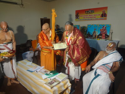 EmbAr Jeyar swami feliciating araiyar Srirama Sharma swami.JPG