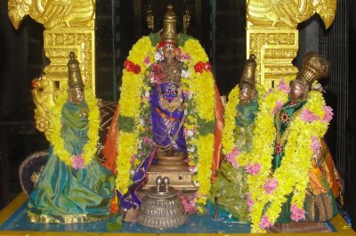 Perumal with Ubayanaachimaar & Aandal.JPG