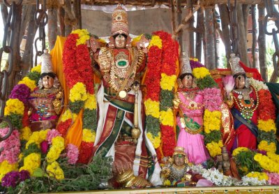 Sri Saranathan with Naachimaar and MaaMadhalai in Tiruther.JPG