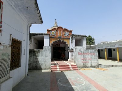 03 A mutt temple and brindavanam.jpg