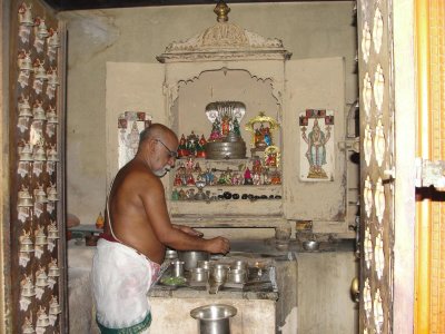 Swami Vedhaanthachaar performing Tiruvaradhanam.JPG