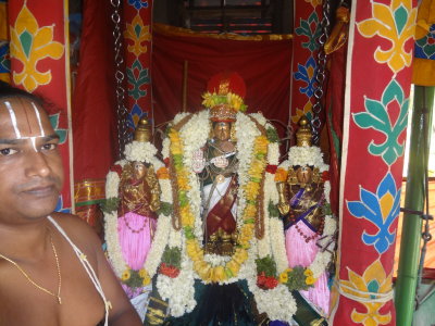 Sri Raju Bhattar with Sri Ranganathar on Thiruthear