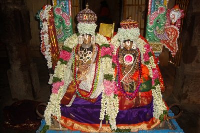 Sriman Nathamunigal with Sri Aalavandar during Purappadu.JPG