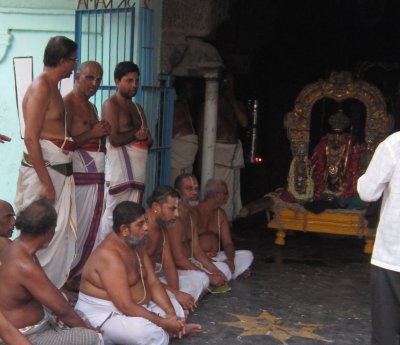 Chakravarthy Tirumagan having Mandakapadi at Tiruvadi Koil.JPG
