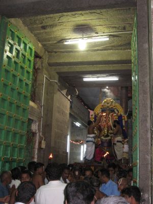 Garuda sevai gopura vasal darsanam.JPG