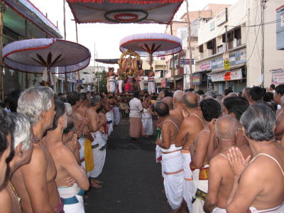 Goshti thodakkam at Garuda sevai (Moondram Thiruvandhadhi.JPG
