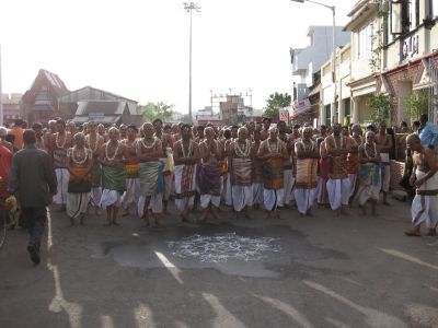 Goshti in Thiruveedhi during thiruther.JPG