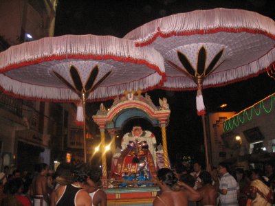 09-Sri PARthasarathy majestically Marhcing up the ThiruvEdhi .jpg