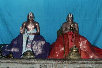 6. Sri Perumbhudhur Sri Pillai Lokachariyar and Sri Manavala Mamunigal.jpg