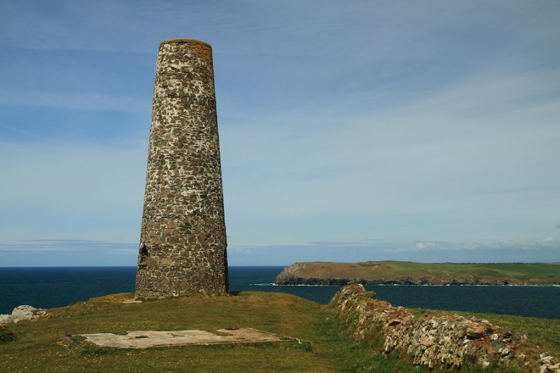 Monument and stone wall, near Stepper Point