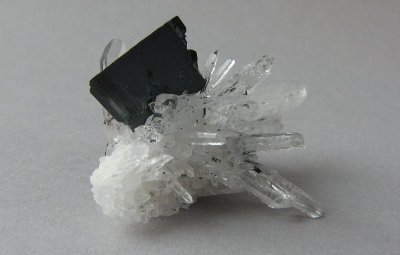 Hubnerite, Quartz