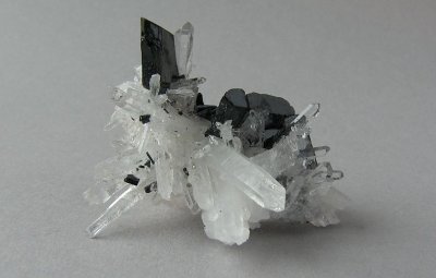 Hubnerite, Quartz