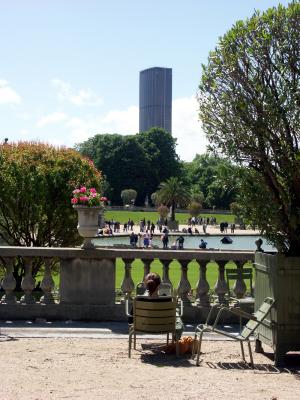 JARDIN DU LUXEMBOURG - VUE SUR LA TOUR MONTPARNASSE