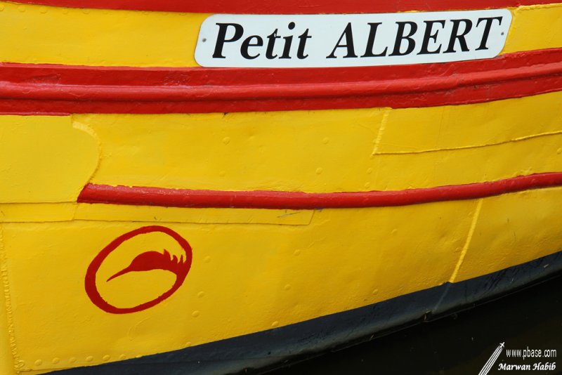 Red & yellow boat / Bateau rouge & jaune