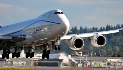 Gears down 747-8F