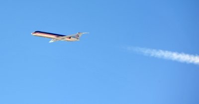 MD-80 passing over 1000 feet