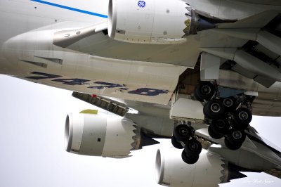 Boeing 747-8F, landing gears and engines