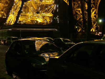 What stands 990 feet tall in the middle of Paris...and makes lovers eyes sparkle?