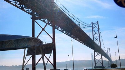 Vasco da Gama Bridge over the Tagus river.  P1010793.jpg