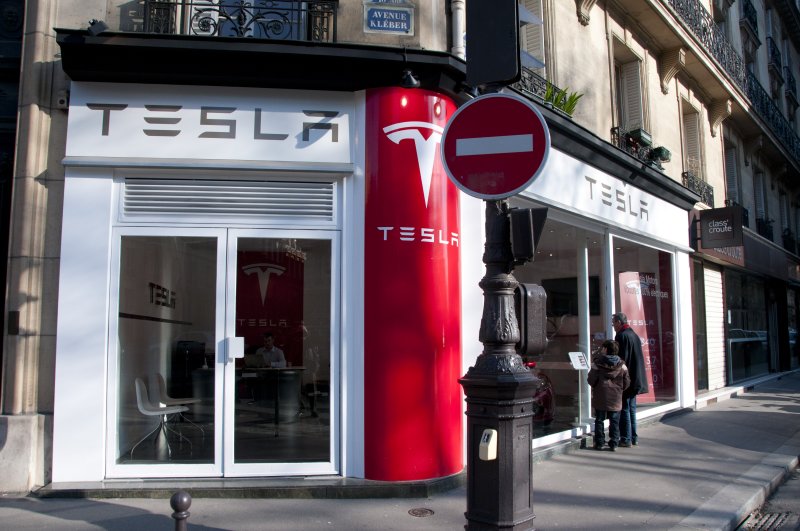 Tesla dealership at 41, Avenue Kleber