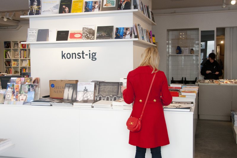 Red-coated shopper at Konst-ig