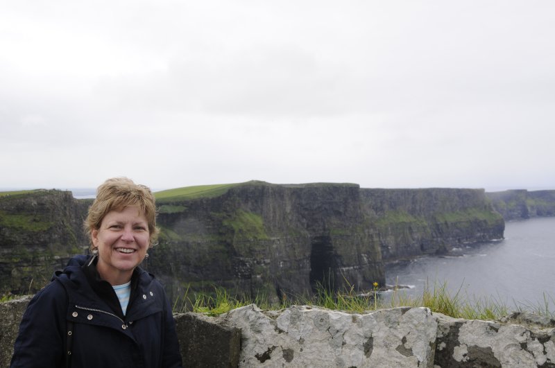 Jill in front of the Cliffs of Moher (3339)