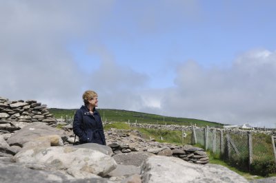 Jill at Dunbeg Fort, Dingle Peninsula (3306)
