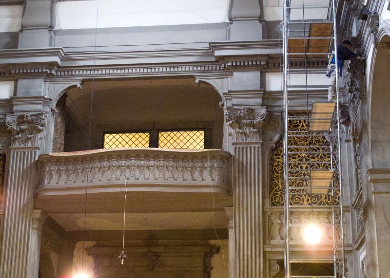  In Santa Felicita: balcony accessed by the Medici via the Vasari Corridor