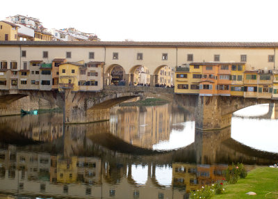 Ponte Vecchio (1348). The Vassari Corridor (1565) runs at the top.