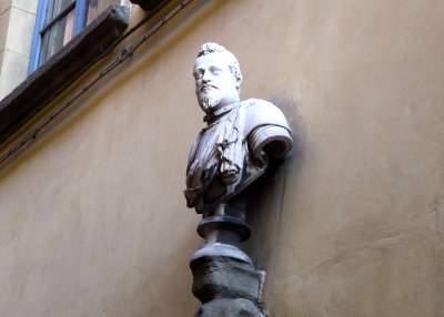 Bust of Ferdinando I (Giambologna 1603), entrance to Palazzo Bellini delle Stelle in Borgo Pinti