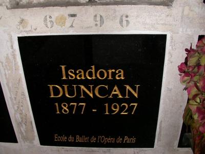 Famous dancer Isadora Duncan was killed when her long flowing scarf got caught in the rear axel of her Bugatti.
She was decapated.
Isadora is well loved.
She started a modern dance movement.

