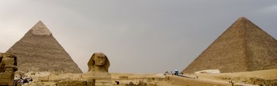 Sphinx between Chefren (Khafre) and Khufu (Cheops)