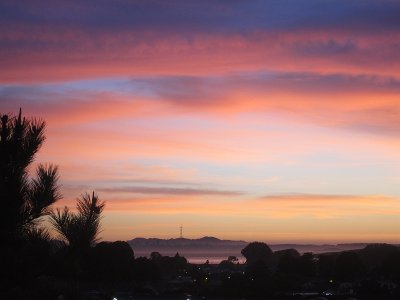 <a href=http://bit.ly/sutro-tower target=_blank><u>Sutro Tower</u></a> over San Francisco