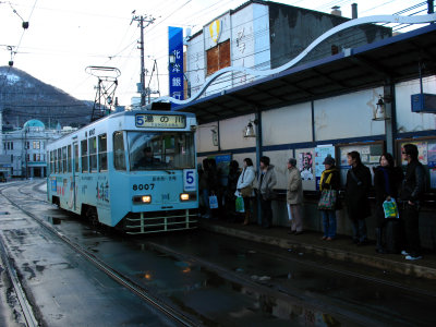 Yunokawa-bound tram pulling into Jūjigai station