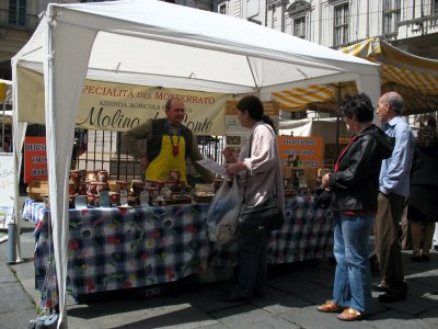 Market on Piazza Palazzo di Citt