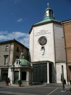 Tempietto di Sant'Antonio in the afternoon sun