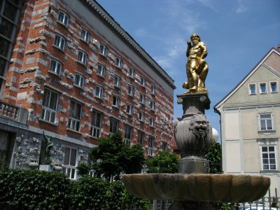 Gold statue in the university quarter