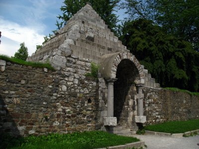 Rimski zid (Roman wall) with modern renovation