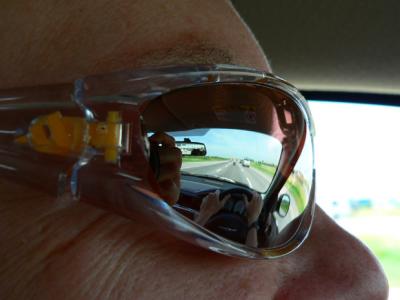 Reflet dans les lunettes de Fred. The little orange spot is ... Elsie on the motorbike