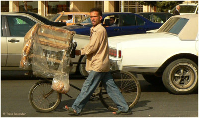 Vendor of ''kaak'', walking between cars on the highway