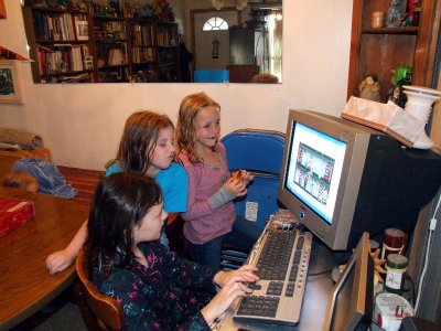  Chloe showing the girls how to use the computer