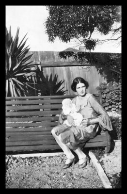 Alicia and baby Lesley 1929