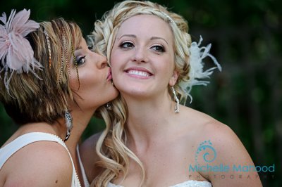 redding wedding photographer sister kiss.jpg