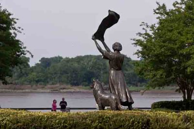 The Waving Girl Statue (46)